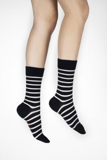 Chaussettes en soie marine rayures écrues. De la marque Berthe Aux Grands Pieds