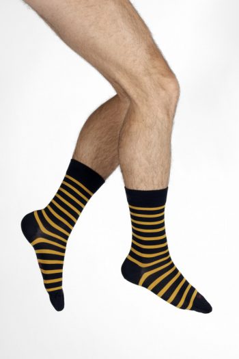 Chaussettes en soie marine rayures jaunes moutarde. De la marque Berthe Aux Grands Pieds