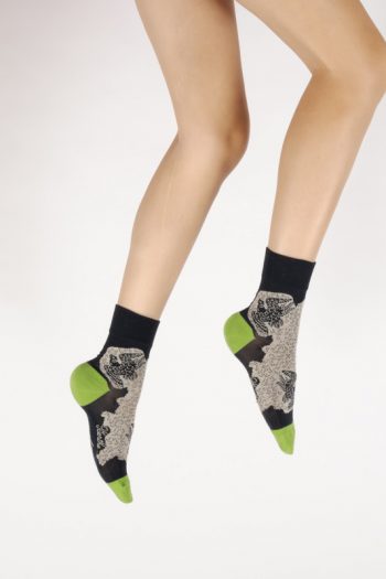 chaussettes femme L'oiseau en fil d'Écosse. Motif blanc sur un fond bleu marine. Pointes et talons verts. Berthe Aux Grands Pieds, Fabrication Française.