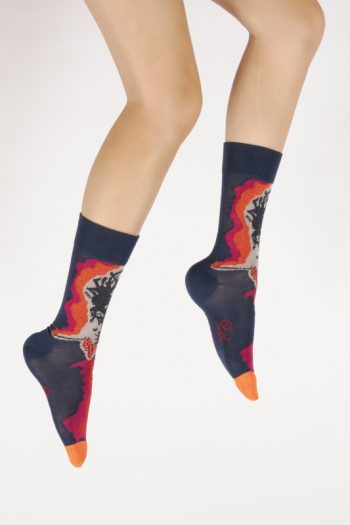 Chaussettes représentation de La Femme au Foulard. Couleurs Bleu royal, rose fuchsia et orange. En fil d'Écosse . Berthe Aux Grands Pieds