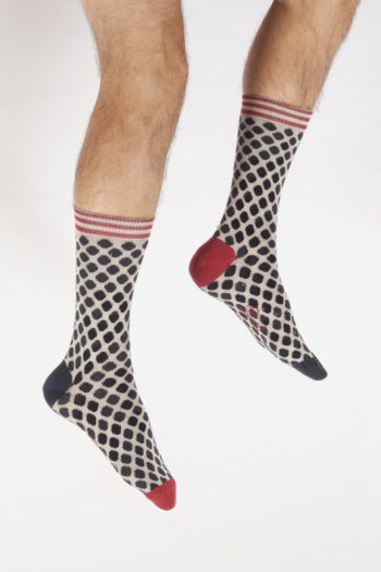 Chaussettes à pois marines sur un fond blanc. pointes et talons de couleurs asymétriques. De la marque Berthe Aux Grands Pieds. Fabrication Française.