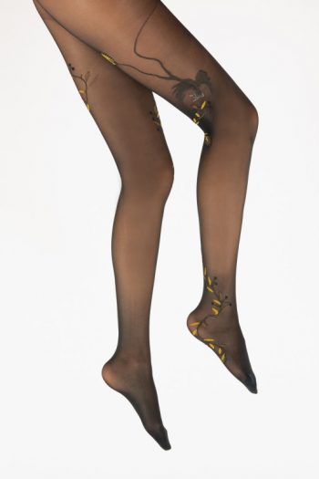 Collants 30 deniers semi-transparent. Motif Oiseau gris et feuillages jaunes. Fond marine. De la marque Berthe Aux Grands Pieds. Fabrication française.