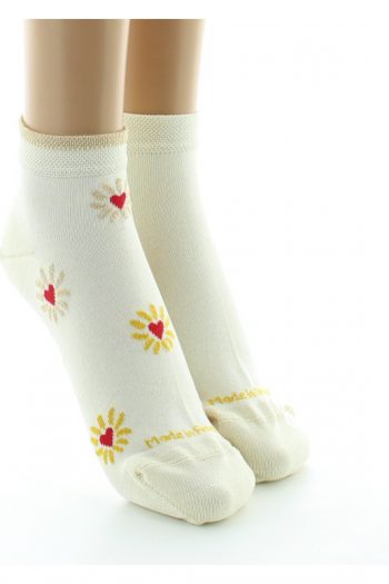 Lot de 2 paires de socquettes cœur et soleil écrues . Une paire fantaisie et une paire unie. De la marque Perrin. Fabrication 100% française