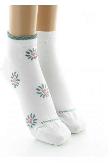 Lot de deux paires de socquettes en fil d'Ecosse. Avec une paire fantaisie aux motifs vert et une paire unie blanche. De fabrication française par La Manufacture Perrin.