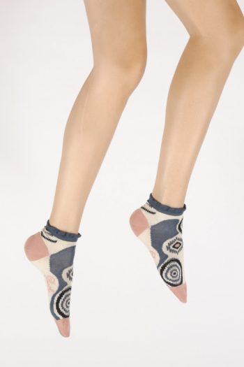 Socquettes en fil d'Écosse au graphisme géométrique. Coloris pâles, motifs bleus, pointes et talons rose. Froufrou au niveau de l'élastique. Berthe Aux Grands Pieds, Fabrication française
