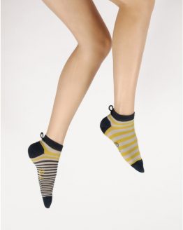 Socquettes à rayures marines et jaunes asymétriques. En fil d'Ecosse. De la marque Berthe Aux Grands Pieds. Fabrication Française.