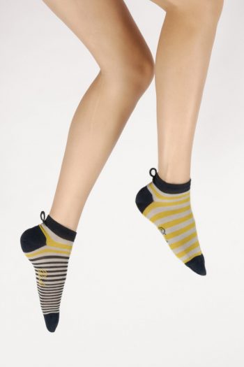 Socquettes à rayures marines et jaunes asymétriques. En fil d'Ecosse. De la marque Berthe Aux Grands Pieds. Fabrication Française.