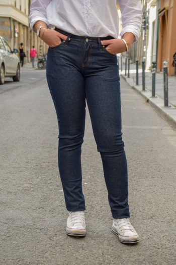 Jean de la marque1083 en coupe slim 204 en coton bio pour femme. Il est filé, teint, tissé et confectionné exclusivement en France.
