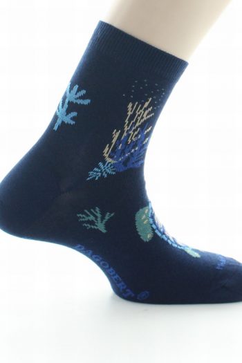 Chaussettes courtes en coton à motif de tortue turquoises sur un fond marine. Fabrication exclusivement française. Marque Dagobert à l'envers.