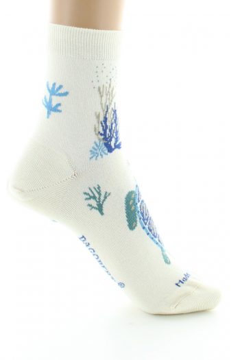 Chaussettes courtes en coton à motif de tortue écru. Motifs bleus marine et turquoise. Fabrication exclusivement française. Marque Dagobert à l'envers.