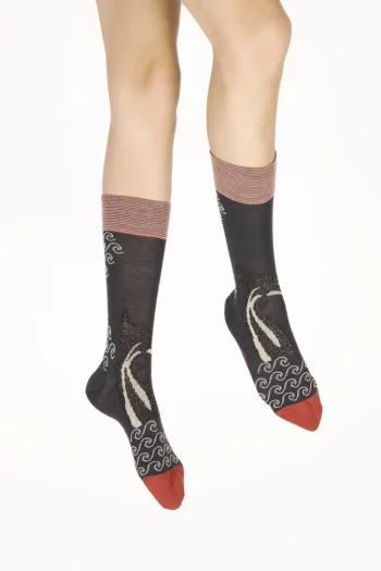 Chaussettes en laine La Baleine sur un fond bleu marine. De la marque Berthe Aux Grands Pieds. Fabrication exclusivement française.