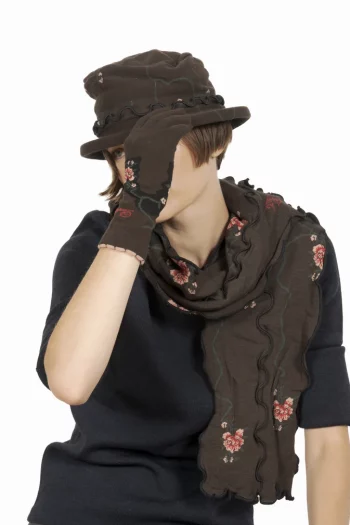 Chapeau en coton, motifs de Fleurs. Coloris marron et rose pâle. De la marque Berthe Aux Grands Pieds. Fabrication Française .
