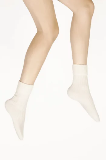 Chaussettes chaudes en laine et acrylique écru épaisses et chaudes de la marque Berthe aux Grands Pieds. Fabrication exclusivement française.