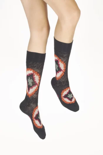 Chaussettes en laine Cercles de feux sur un fond bleu marine. De la marque Berthe Aux Grands Pieds. Fabrication exclusivement française.