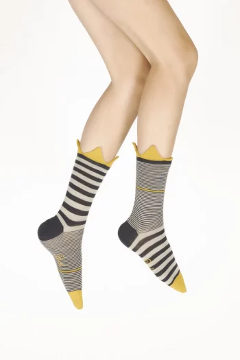 Chaussettes en laine Couronne Jaune Rayures Asymétriques. De la marque Berthe Aux Grands Pieds. Fabrication exclusivement française.