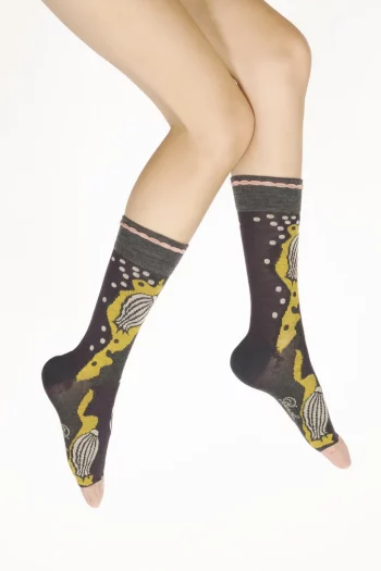 Chaussettes en laine Fleurs Closes de la marque Berthe Aux Grands Pieds. Tricotées en laine et coton. Fabrication exclusivement française.