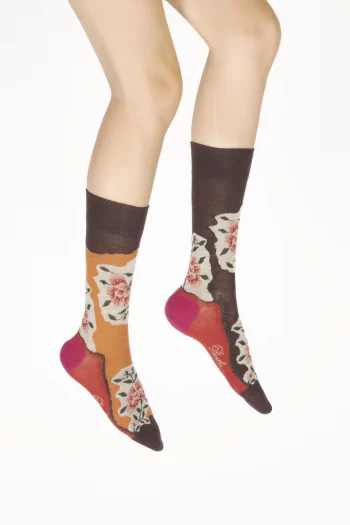 Chaussettes en laine Fleurs Asymétriques, oranges et prune. De la marque Berthe Aux Grands Pieds. Fabrication exclusivement française.