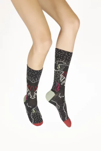 Chaussettes en laine Poissons colorés sur un fond noir. De la marque Berthe Aux Grands Pieds. Fabrication exclusivement française.