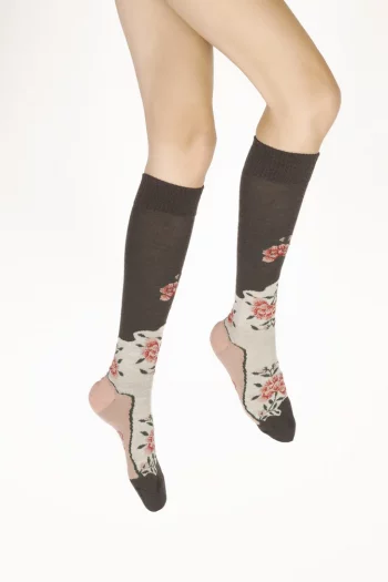 Chaussettes hautes fleurs en laine et coton. Motifs de fleurs Roses. De la marque Berthe Aux Grands Pieds. Fabrication exclusivement française.