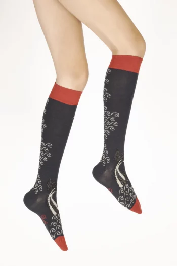 Chaussettes hautes La Baleine de la marque Berthe Aux Grands Pieds. Tricotées en laine et en coton. Fabrication exclusivement française.