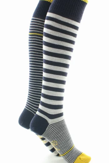 Chaussettes hautes Rayures Asymétrique de la marque Berthe Aux Grands Pieds. Tricotées en laine et en coton. Fabrication exclusivement française.