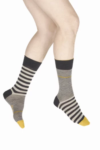 Chaussettes homme en laine Rayures Asymétriques. De la marque Berthe Aux Grands Pieds. Fabrication exclusivement française.
