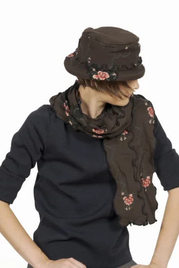 Echarpe en coton fleurs. Motifs de roses japonisantes sur un fond marron De La Marque Berthe Aux Grands Pieds. Fabrication Française.