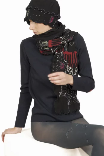 Echarpe en coton poissons. Motifs de poissons colorés fond noir. De La Marque Berthe Aux Grands Pieds. Fabrication Française.