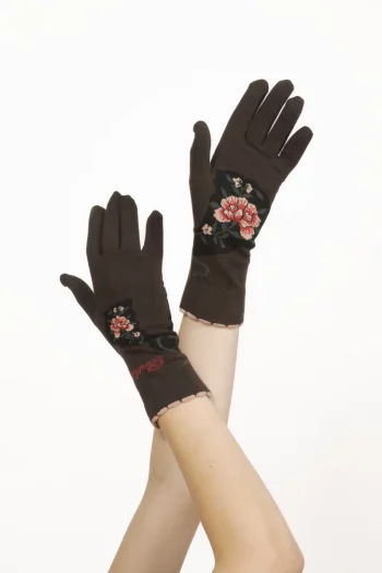 Gants en coton fleurs aux motifs japonisants sur un fond marron. De la marque Berthe Aux Grands Pieds. Fabrication exclusivement française.