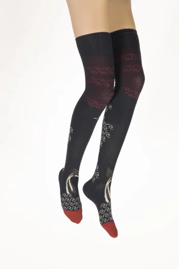 Jambières en coton et aux motifs d'une queue de baleine et de vagues sur fond marine. De la marque Berthe Aux Grands Pieds. Fabrication 100% française