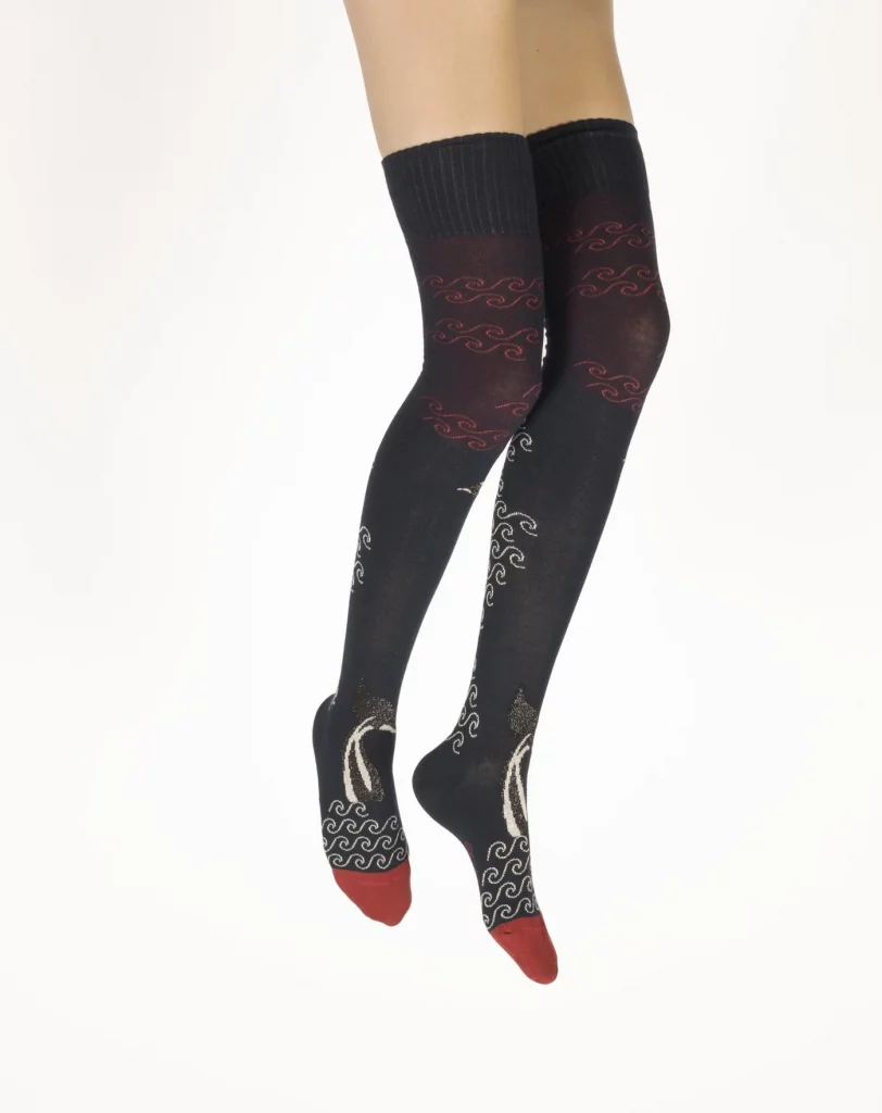 Jambières en coton et aux motifs d'une queue de baleine et de vagues sur fond marine. De la marque Berthe Aux Grands Pieds. Fabrication 100% française