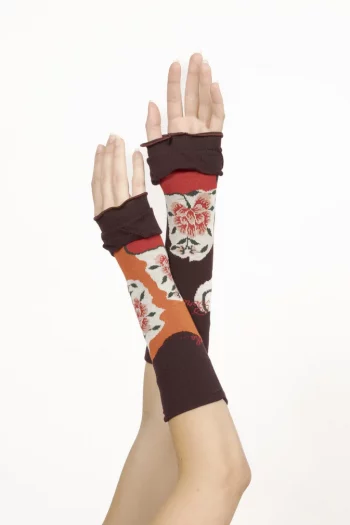 Mitaines Fleurs Asymétriques Orange et Prune, en coton aux finitions main. Une création Berthe Aux Grands Pieds. Fabrication exclusivement Française.