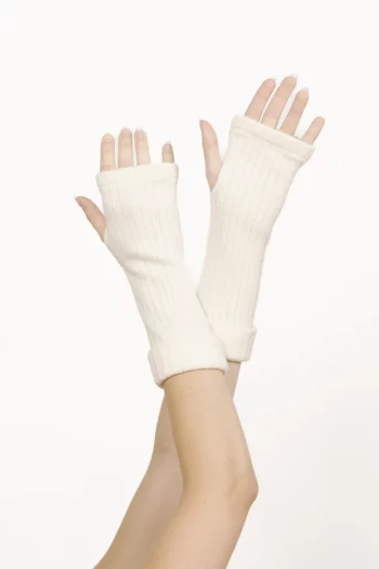 Mitaines en laine et acrylique blanc, chaudes. De la marque Berthe Aux Grands Pieds. Se décline en 4 coloris. Fabrication exclusivement française.