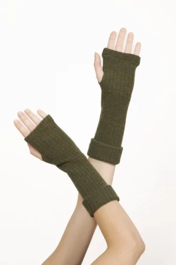 Mitaines en laine et acrylique kaki, chaudes. De la marque Berthe Aux Grands Pieds. Se décline en 4 coloris. Fabrication exclusivement française.