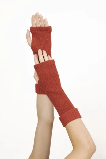 Mitaines en laine et acrylique rouge, chaudes. De la marque Berthe Aux Grands Pieds. Se décline en 4 coloris. Fabrication exclusivement française.