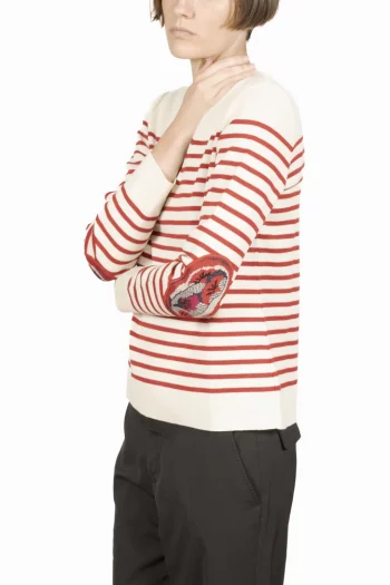 Pull marin Femme Rayé Rouge Coquelicots col v en pure laine mérinos. Collaboration entre Royal Mer et Berthe Aux Grands Pieds. Fabrication 100% française.