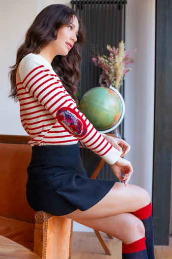 Pull marin Femme Rayé Rouge Coquelicots en pure laine mérinos. Une collaboration entre RoyalMer et Berthe Aux Grands Pieds. Fabrication 100% française.