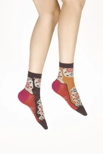 Chaussettes Courtes Fleurs Asymétriques de la marque Berthe Aux Grands Pieds. Modèle en laine et coton. Fabrication exclusivement française.