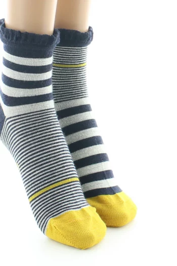 Chaussettes Courtes Rayures Asymétriques de la marque Berthe Aux Grands Pieds. Modèle en laine et coton. Fabrication exclusivement française.