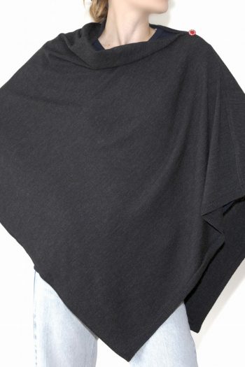 Poncho Pure Laine Mérinos Anthracite. Collaboration entre Royal Mer et Berthe Aux Grands Pieds. Fabrication exclusivement Française