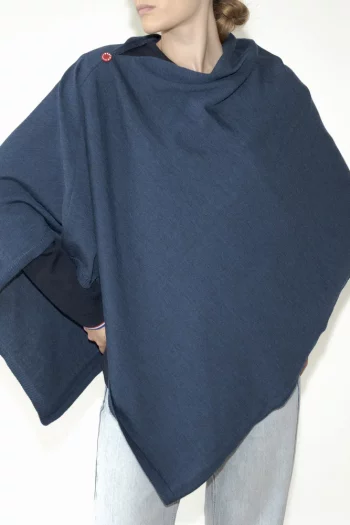 Poncho Pure Laine Mérinos Bleu Royal. Collaboration entre Royal Mer et Berthe Aux Grands Pieds. Fabrication exclusivement Française