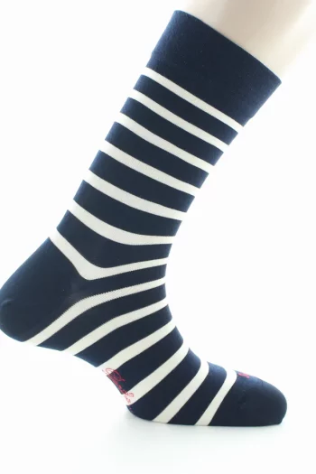 Chaussettes en soie naturelle marine aux rayures écrues. De la marque Berthe aux Grands Pieds. Fabrication exclusivement française
