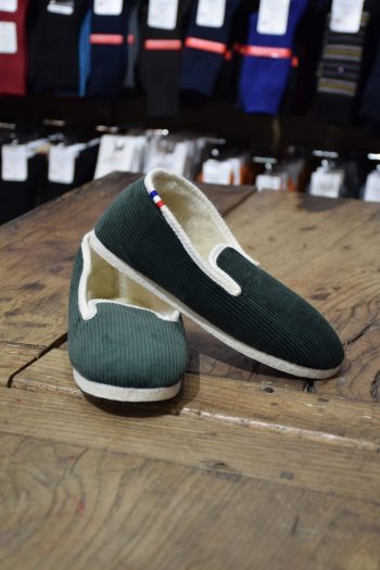 Charentaises en laine vert sapin, fourrées en laine avec une semelle en feutre. De la marque Perrin 1924. Fabrication 100% française