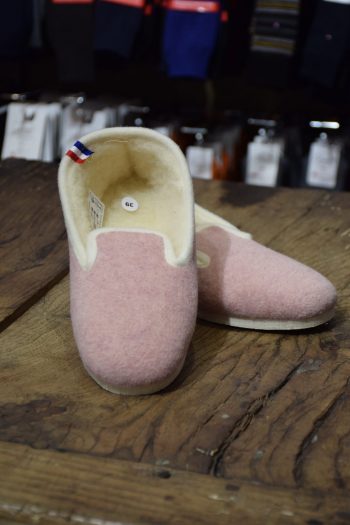 Charentaises en laine rose, fourrées en laine avec une semelle en feutre. De la marque Perrin 1924. Fabrication 100% française