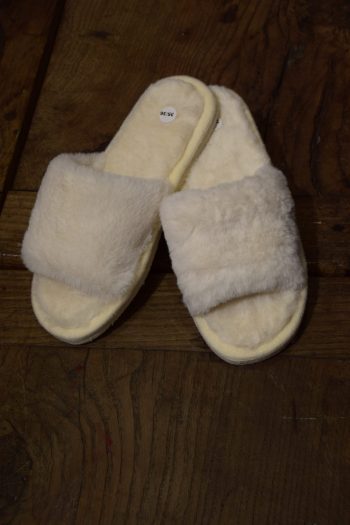 Claquettes en fourrure ivoire, avec une semelle en feutre. De la marque Perrin 1924. Fabrication 100% française en Charente.