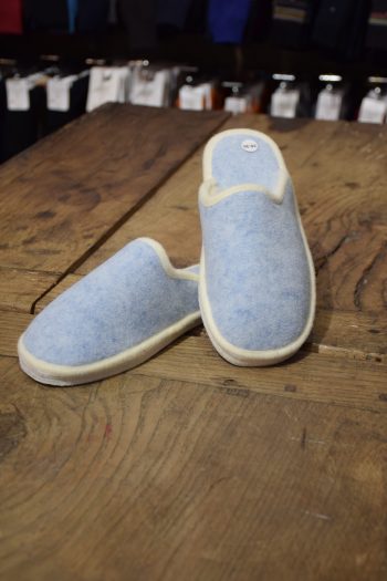 Mules en laine bleu ciel, fourrées en laine avec une semelle en feutre. De la marque Perrin 1924. Fabrication 100% française