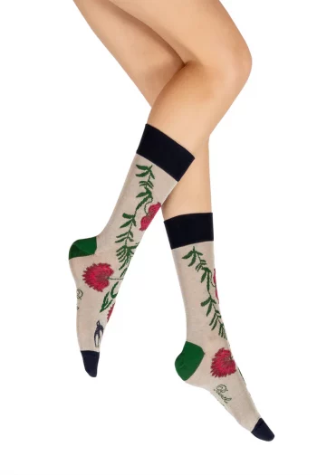 Chaussettes Fleurs et Feuilles. Coloris écru, rose, vert. En Fil d'Ecosse. De la marque Berthe Aux Grands Pieds. Fabrication Française