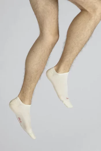 Socquettes en soie naturelle ecru pour homme, renforcées à la pointe et au talon. De la marque Berthe Aux Grands Pieds. Une fabrication 100% française.