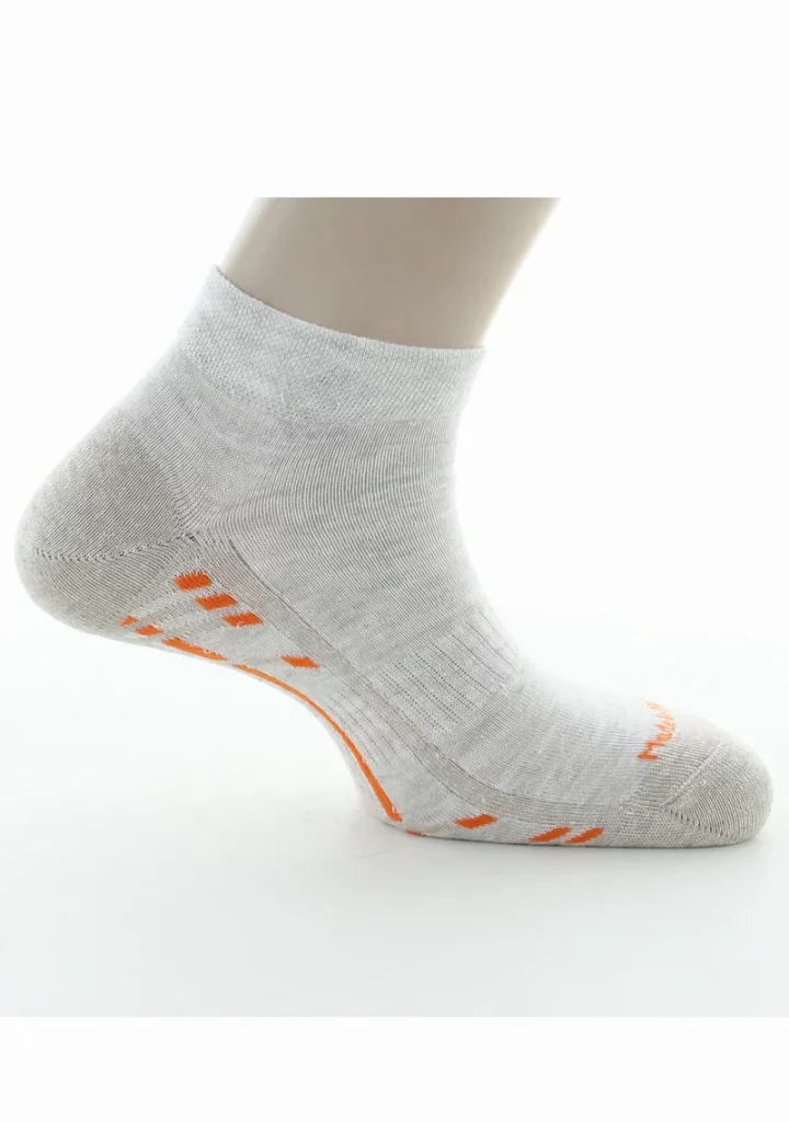 Socquettes de sport en lin coloris naturel et orange. De la marque Perrin 1924. Fabrication exclusivement française en Bourgogne.