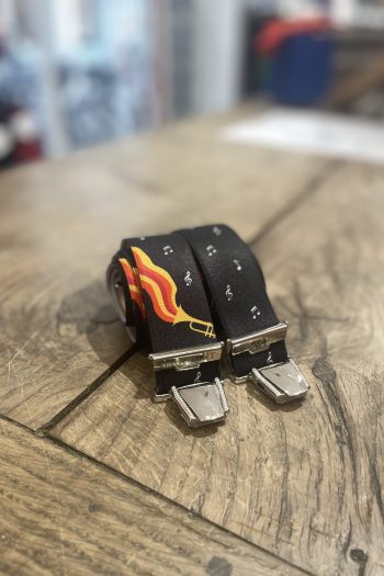 Bretelles aux motifs de notes de musique et de trompette. Une création de la marque Dagobert à l'envers. Une fabrication exclusivement française.